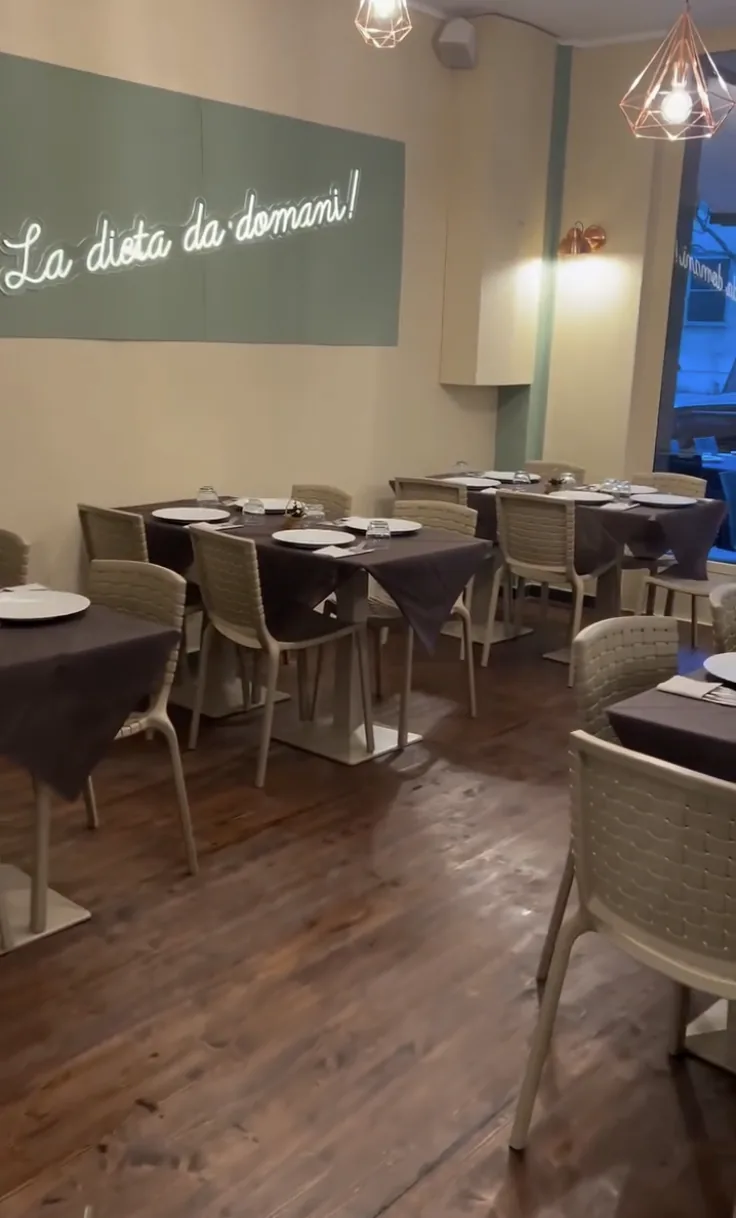 Insegna al neon in sala con la scritta «La dieta da domani!»
