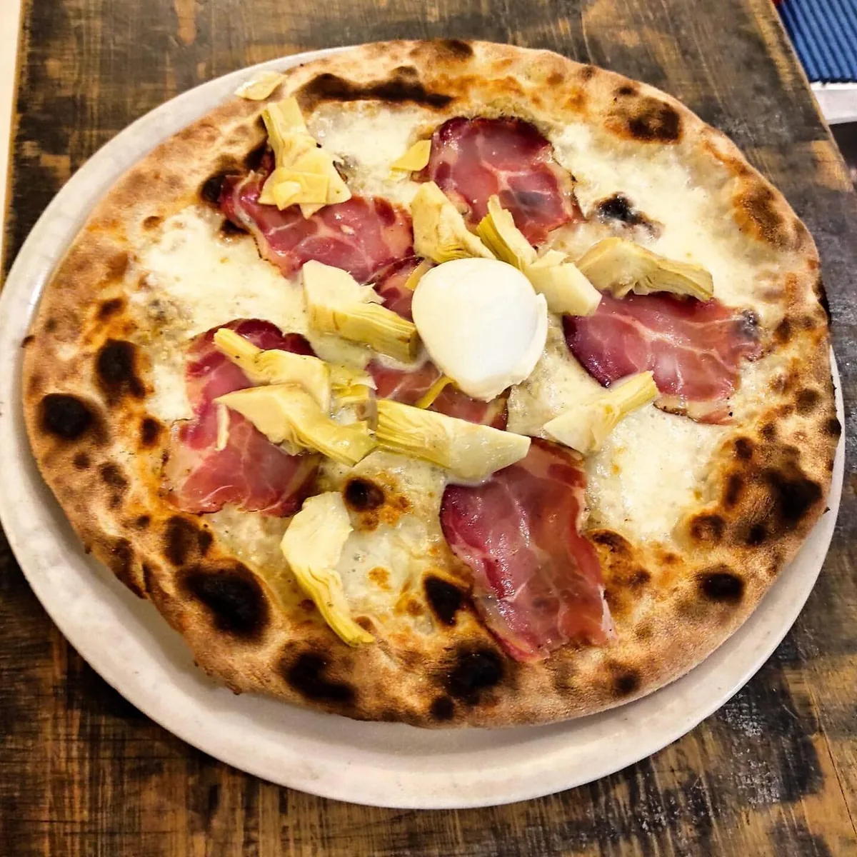 Pizza bianca con capocollo, carciofi e burrata, cornicione leopardato