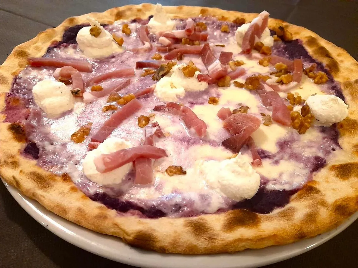 Pizza con crema di cavolo rosso, ricotta e noci