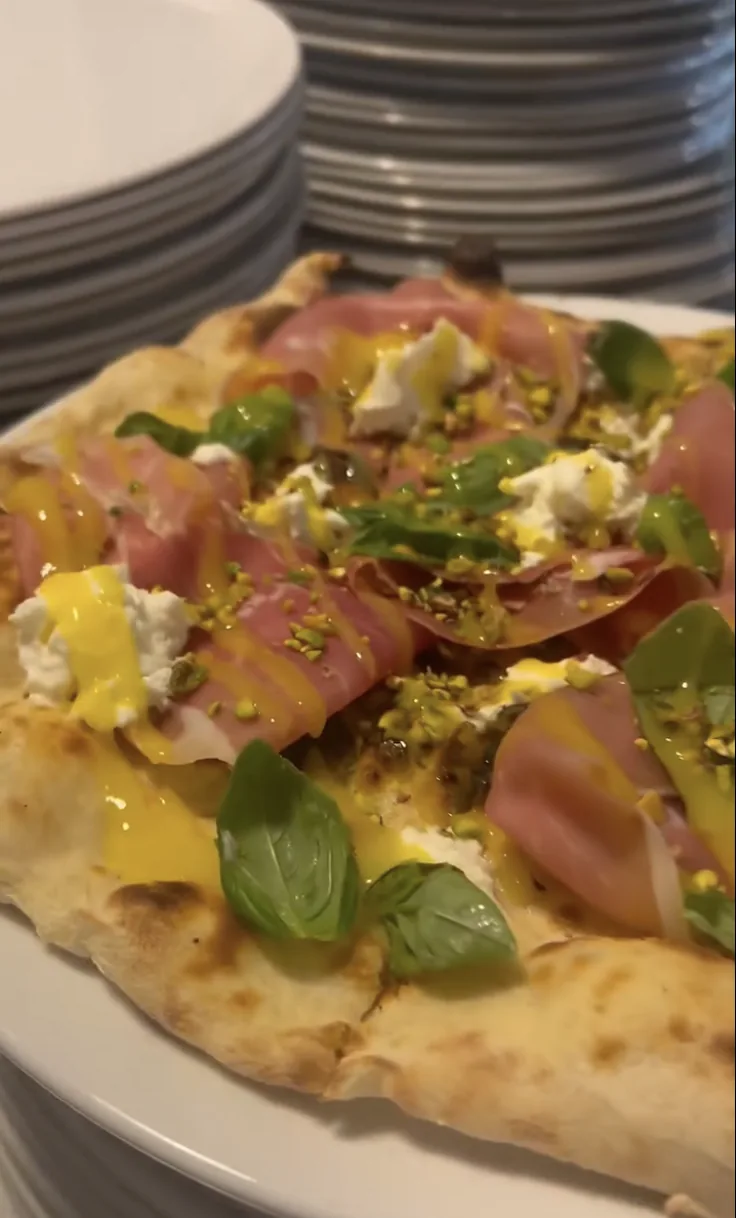 Cornicione alto e leopardato di una pizza DaClà