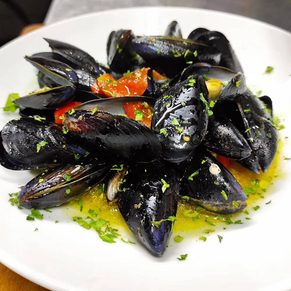 Sauté di cozze con pomodorini e prezzemolo